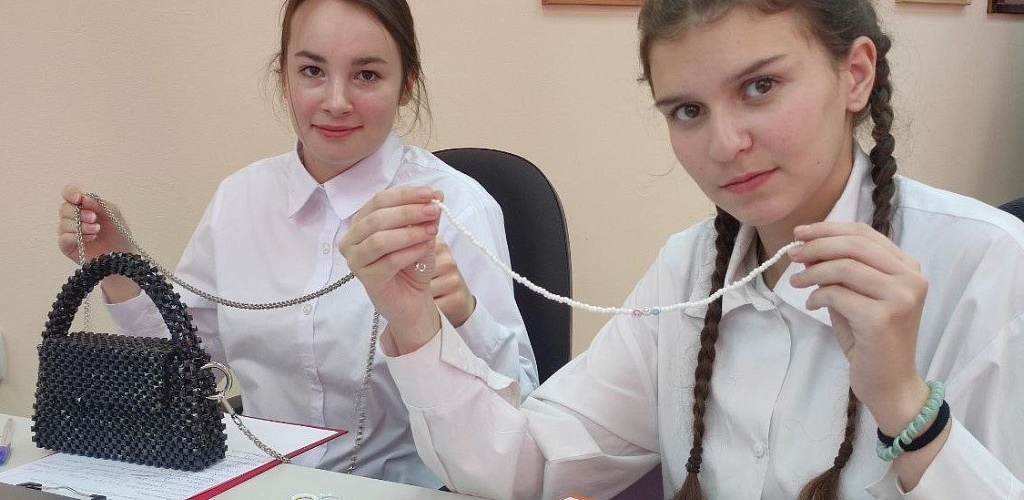 От золотых струн до шёлковых букетов: бизнес-идеи юных предпринимателей из Абакана